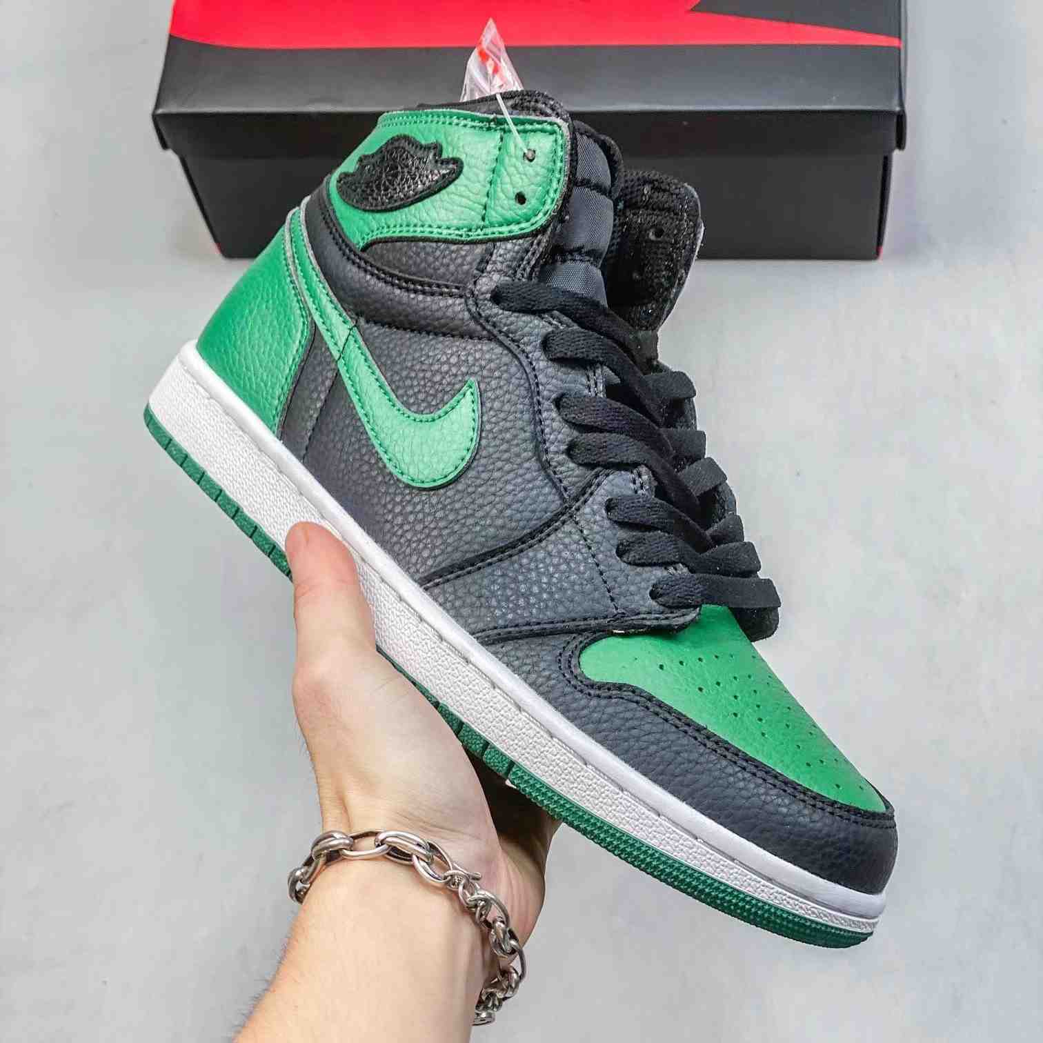 Air Jordan 1 Retro High OG Sneaker    8JYD031A31 - FashionPlug