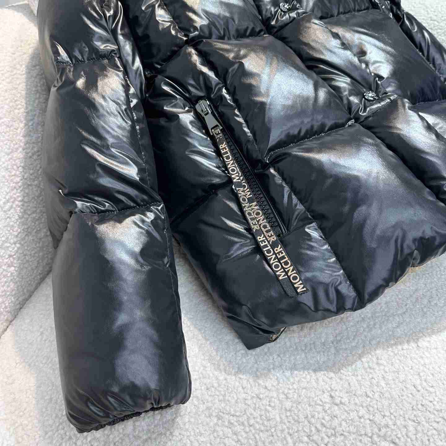 Moncler Parana Short Down Jacket - FashionPlug