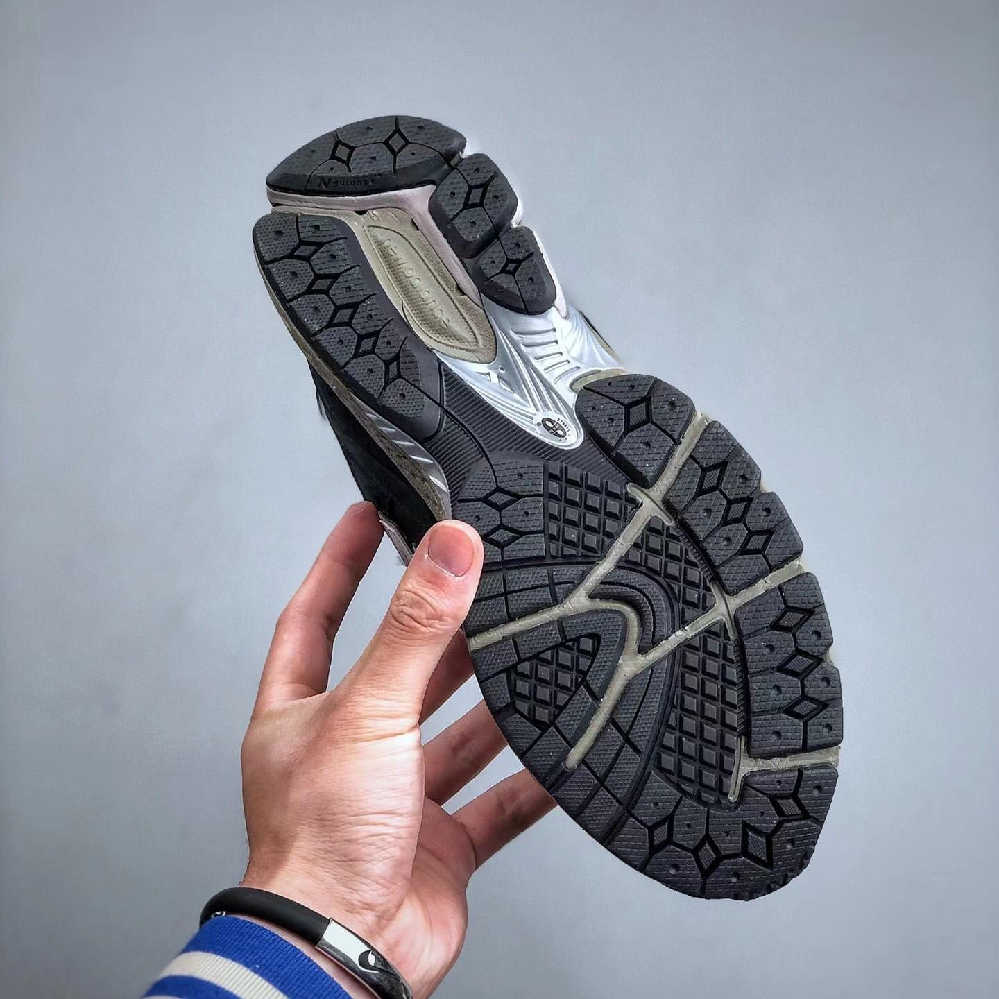 New Balance 2002R Trainers - FashionPlug