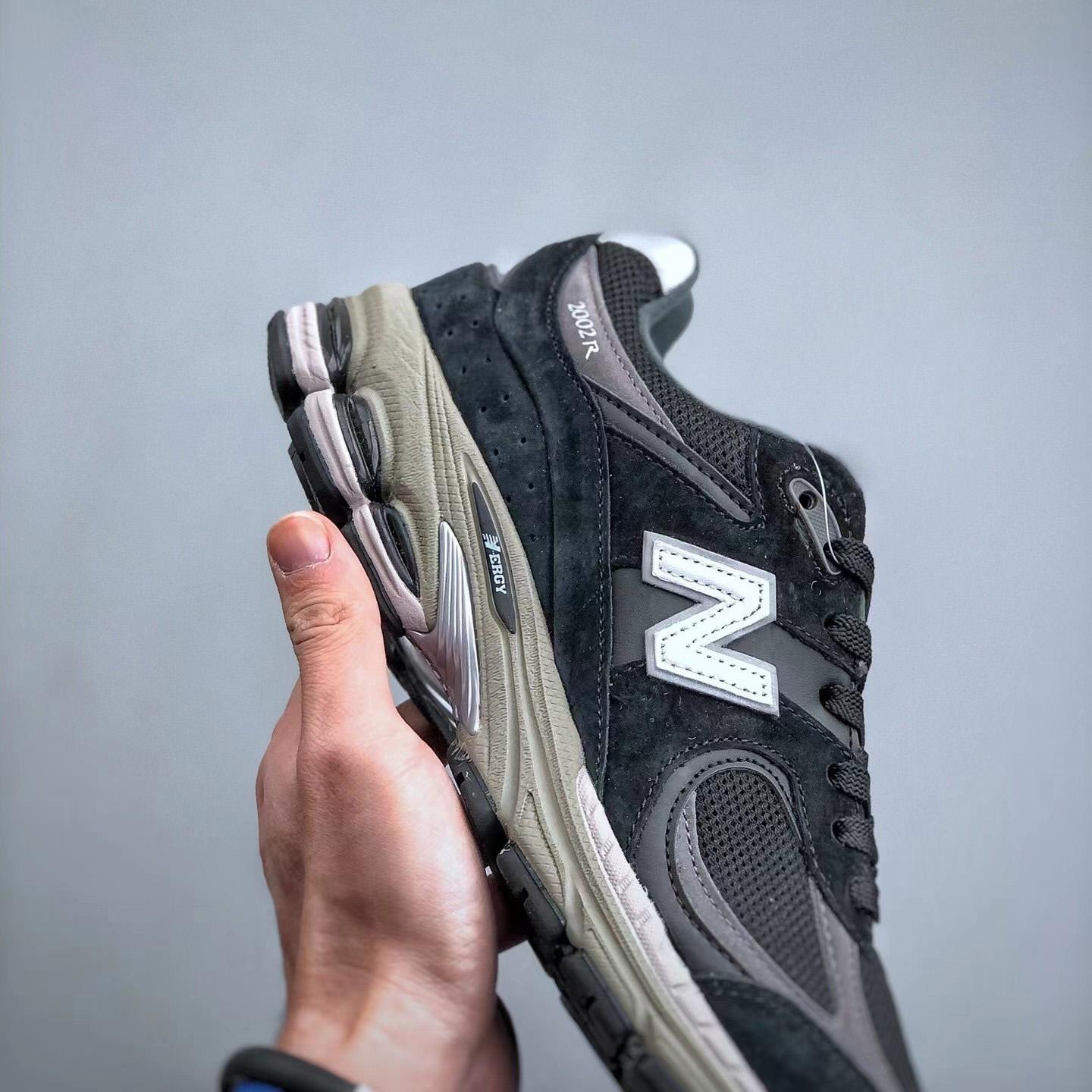 New Balance 2002R Trainers - FashionPlug