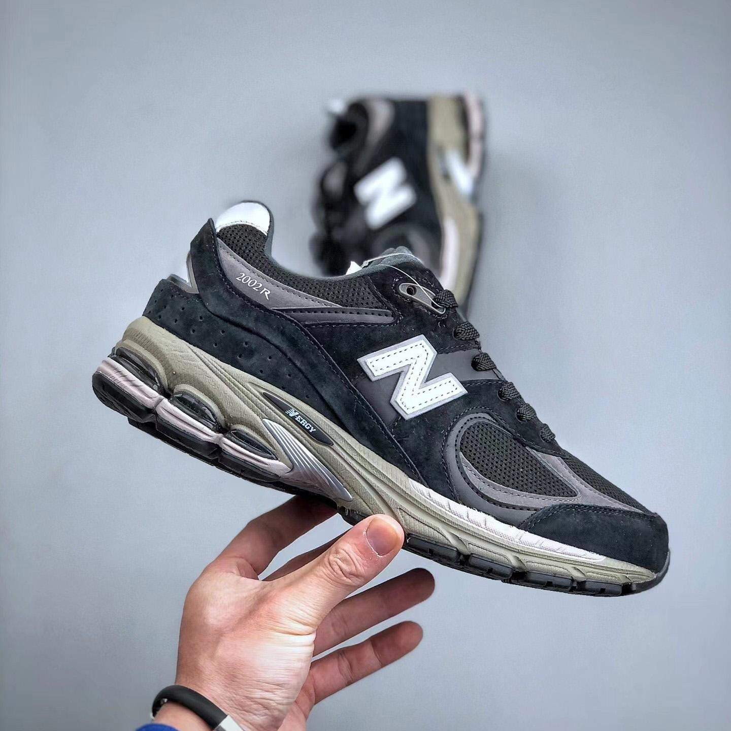 New Balance 2002R Trainers - FashionPlug