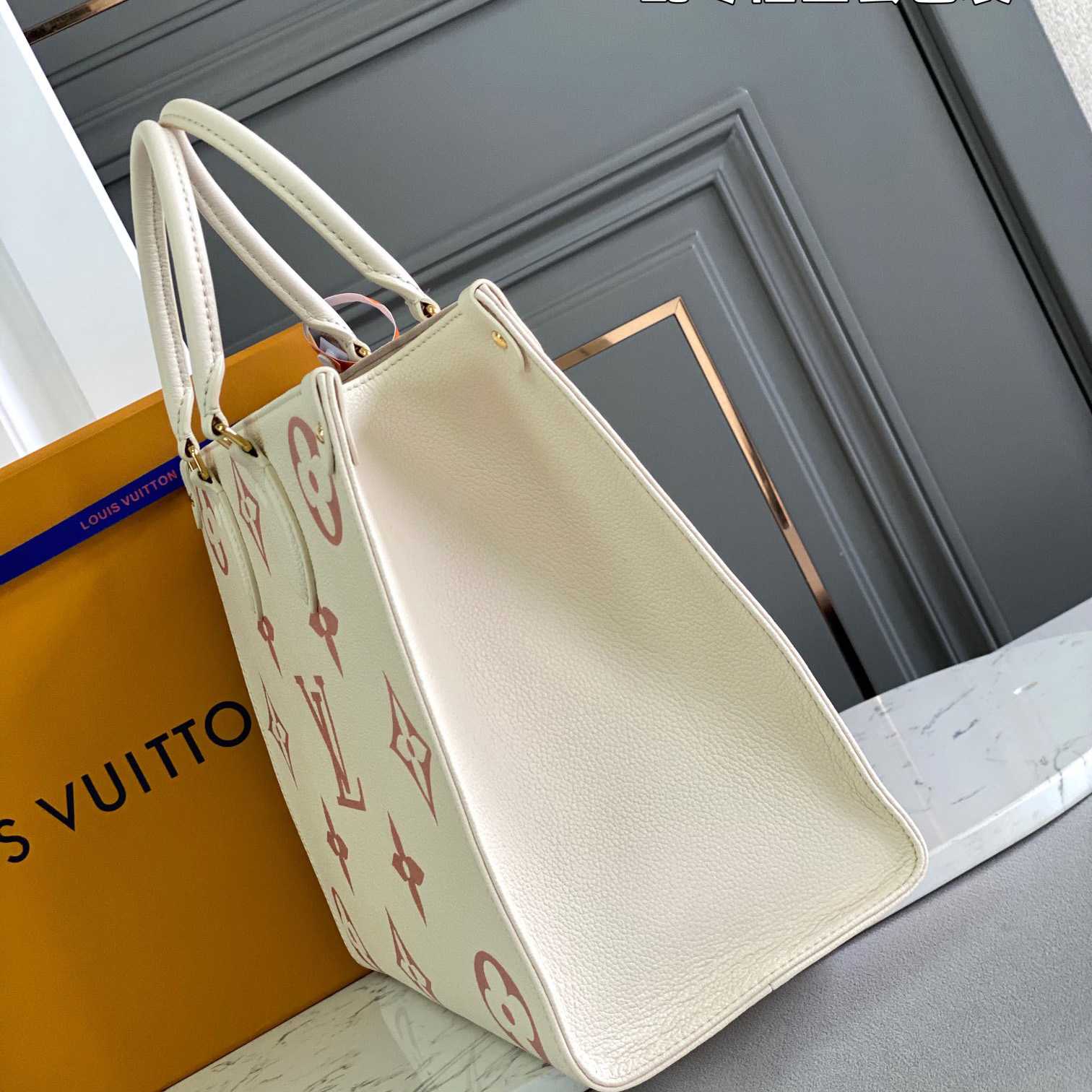 Louis Vuitton OnTheGo MM (35x27x14CM)  M21575 - FashionPlug