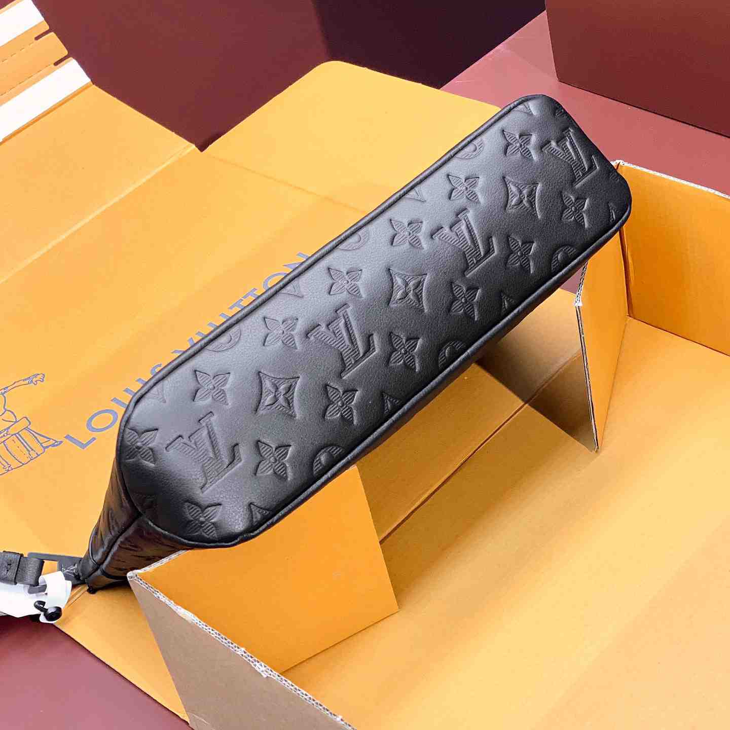 Louis Vuitton Pochette Voyage Souple (32 x 21 x 8cm)  M82545 - FashionPlug