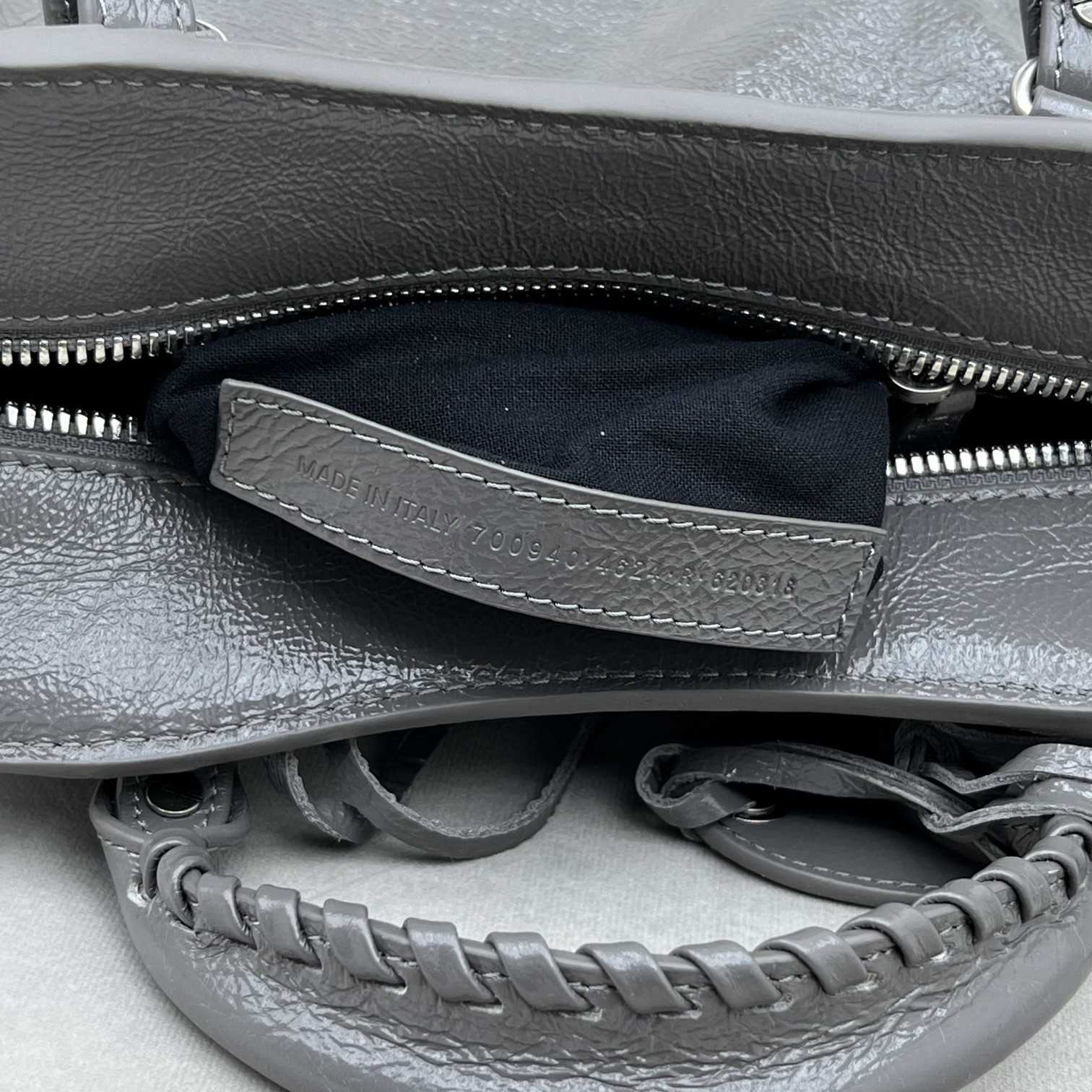 Balenciaga Neo Cagole Xs Shoulder Bag (26x13x18cm) - FashionPlug