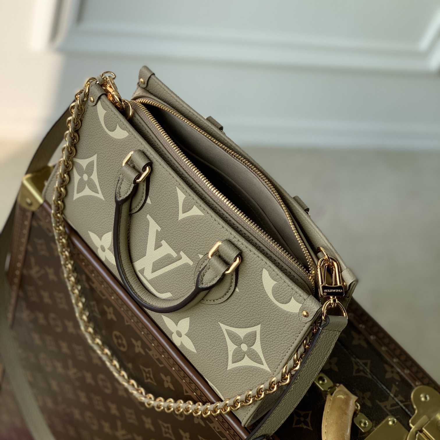Louis Vuitton OnTheGo East West  (25-13-10 cm) M23641 - FashionPlug