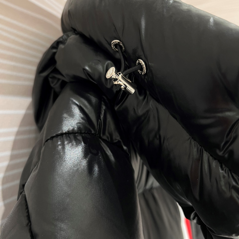 Moncler Montbeliard Short Down Jacket - FashionPlug