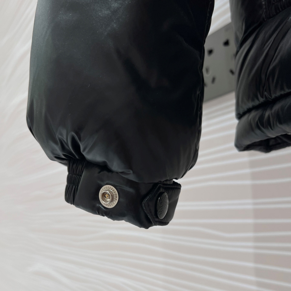 Moncler Montbeliard Short Down Jacket - FashionPlug