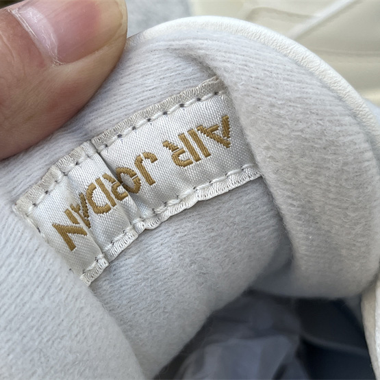 Air Jordan 4 WMNS “Sail” Sneakers      AQ9129-170 - FashionPlug