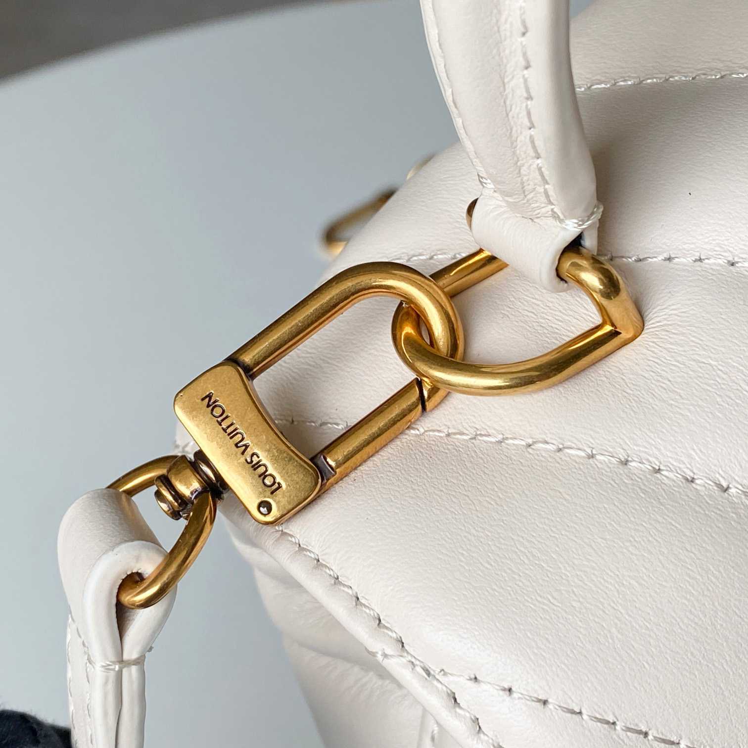 Louis Vuitton Hold Me (23x15x10cm)  M21797 - FashionPlug