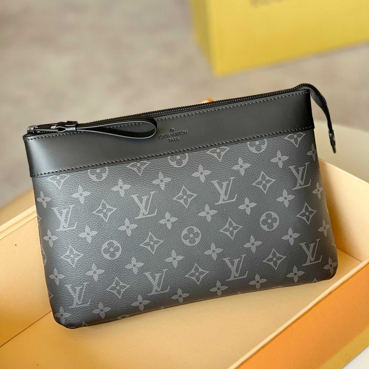 Louis Vuitton Pochette Voyage Souple (32 x 21 x 8cm)  M82543 - FashionPlug
