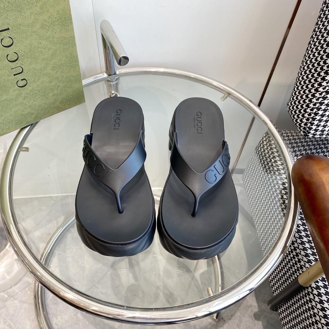 Gucci Rubber Thong Sandals - FashionPlug