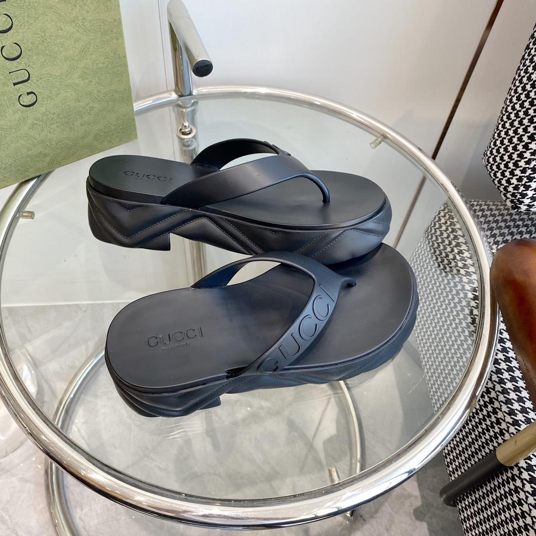 Gucci Rubber Thong Sandals - FashionPlug