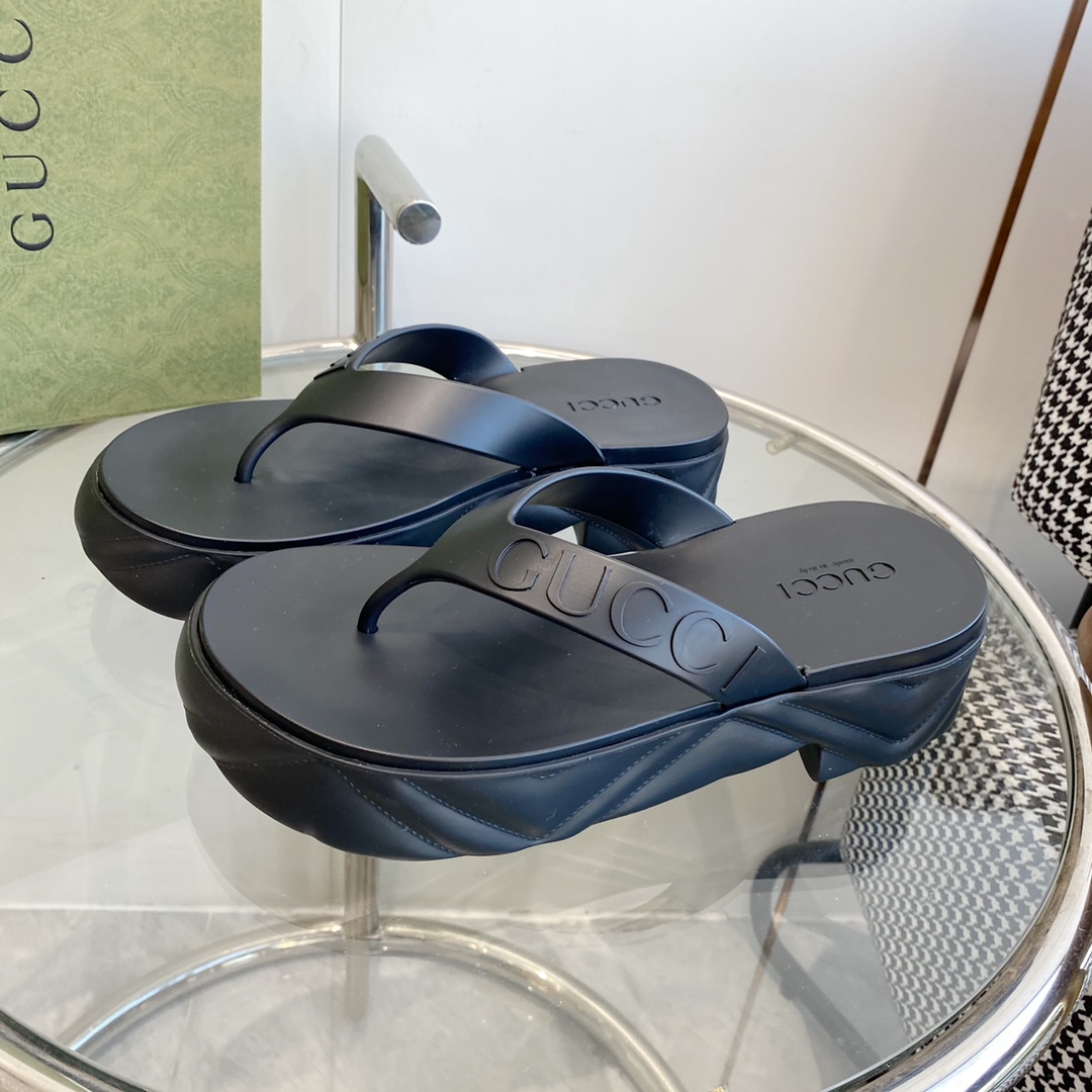 Gucci Rubber Thong Sandals - FashionPlug