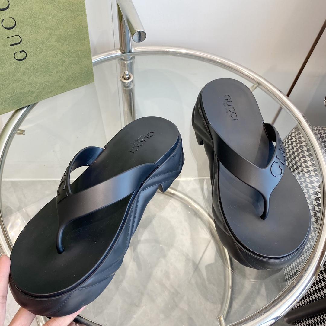 Gucci Rubber Thong Sandals - FashionPlug