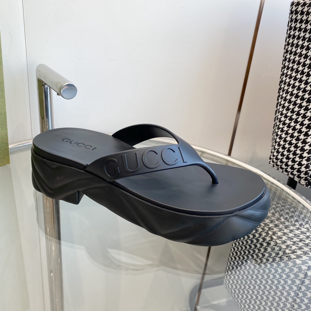 Gucci Rubber Thong Sandals - FashionPlug