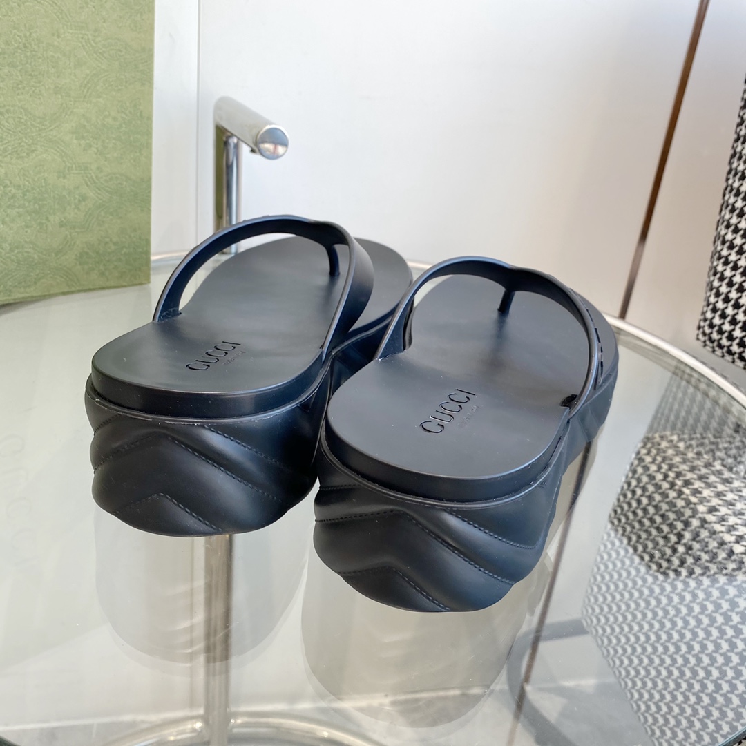 Gucci Rubber Thong Sandals - FashionPlug