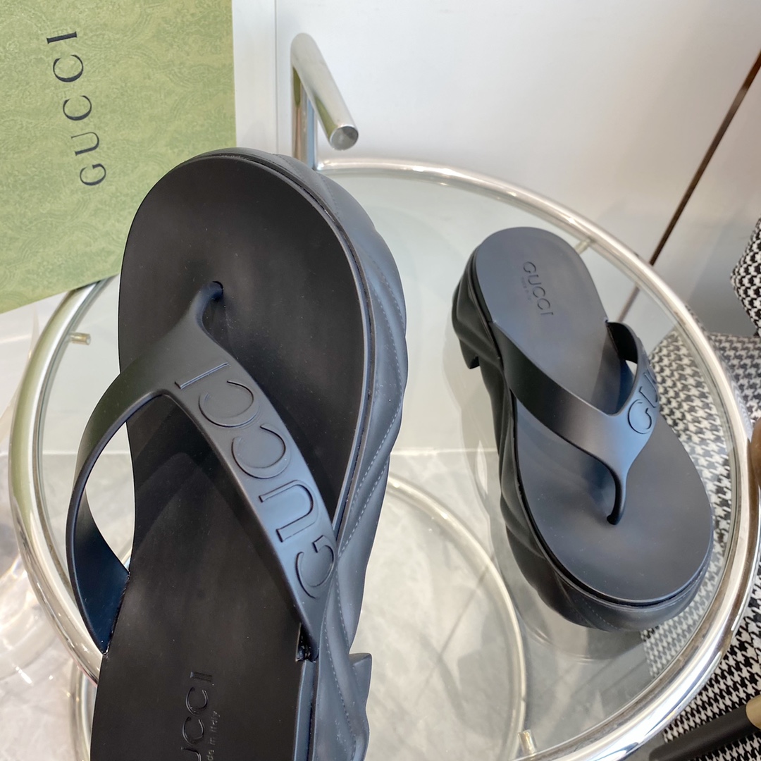 Gucci Rubber Thong Sandals - FashionPlug