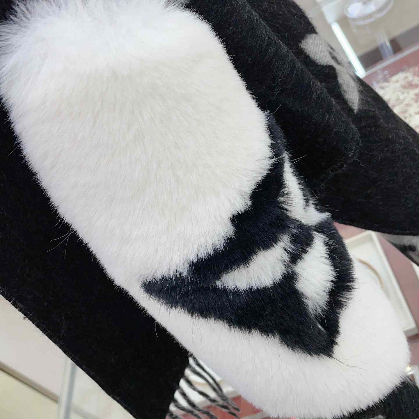 Louis Vuitton Cold Reykjavik Scarf - FashionPlug