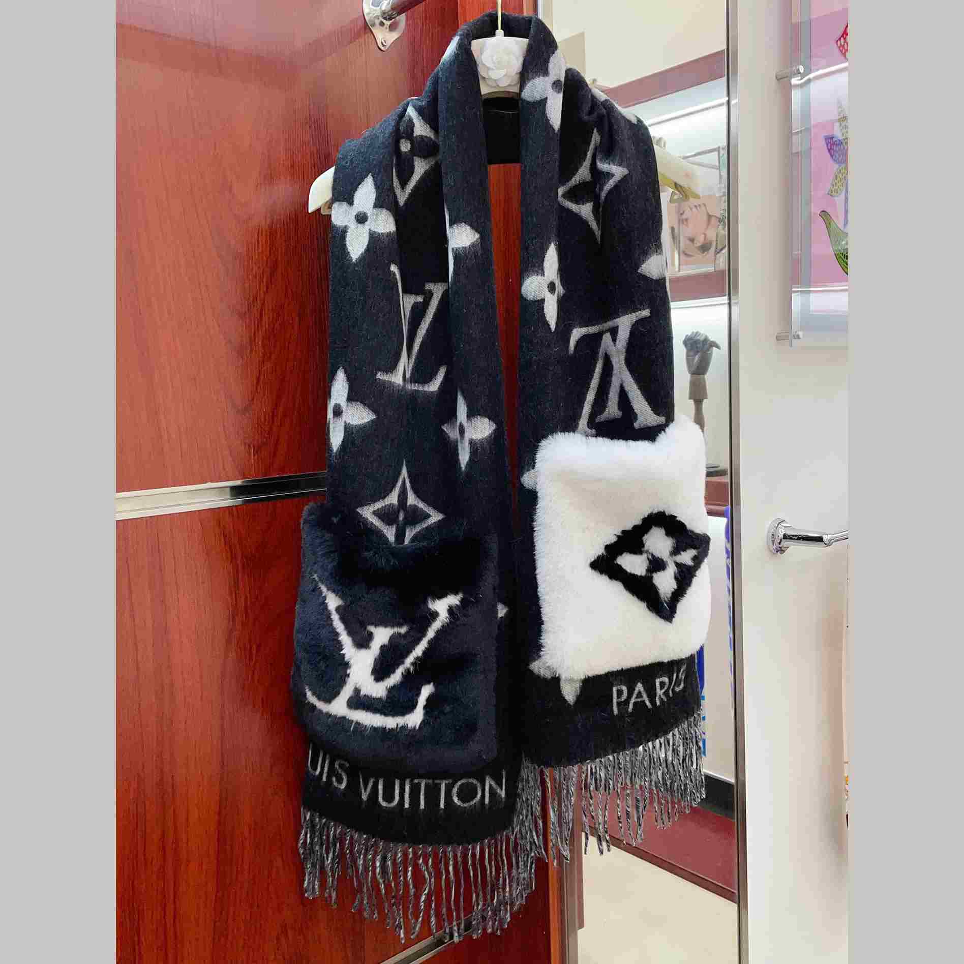 Louis Vuitton Cold Reykjavik Scarf - FashionPlug