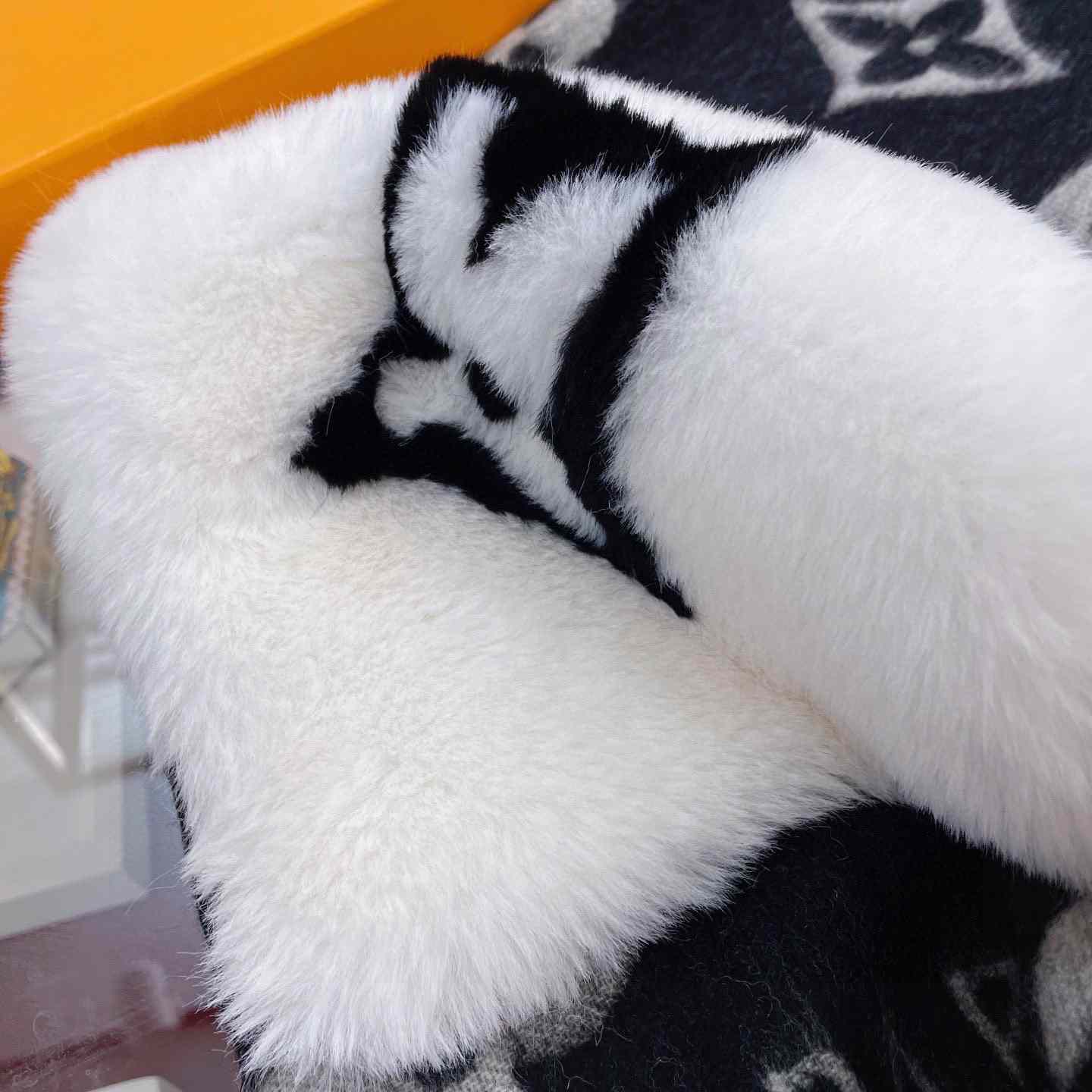 Louis Vuitton Cold Reykjavik Scarf - FashionPlug