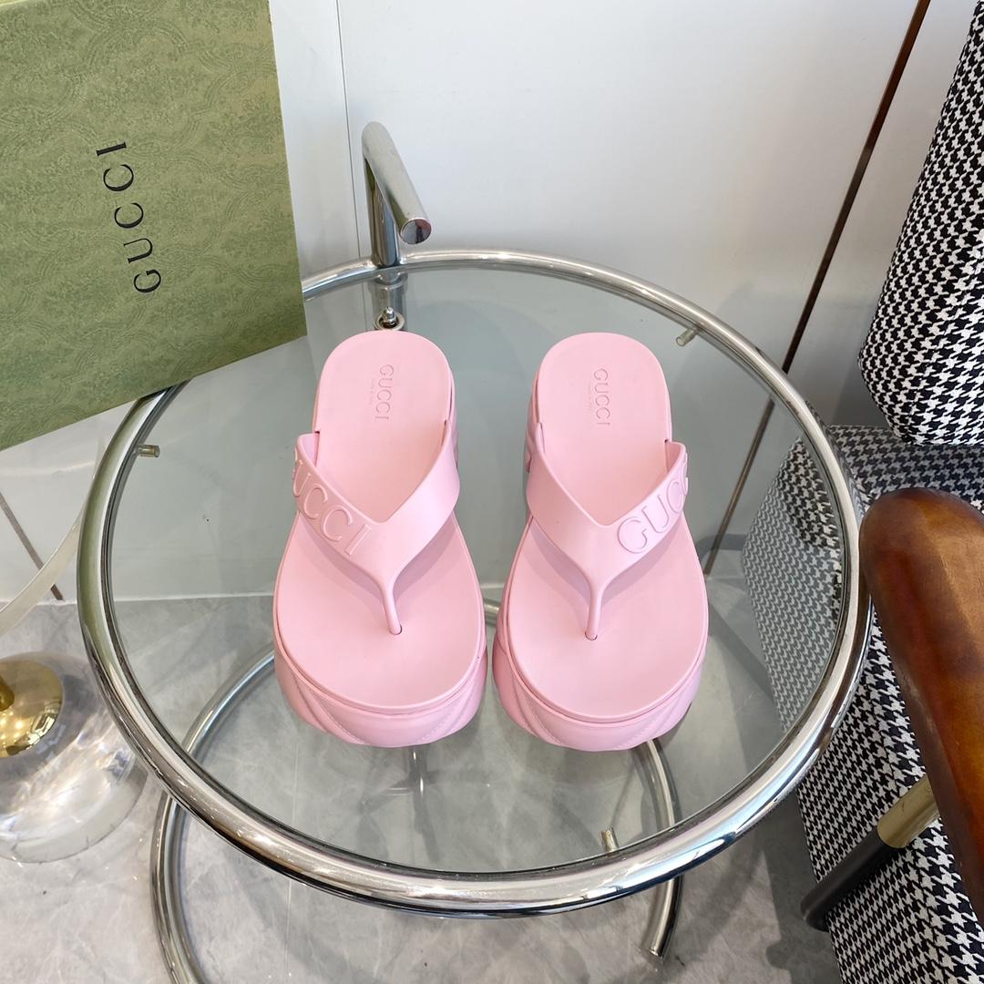 Gucci Rubber Thong Sandals - FashionPlug