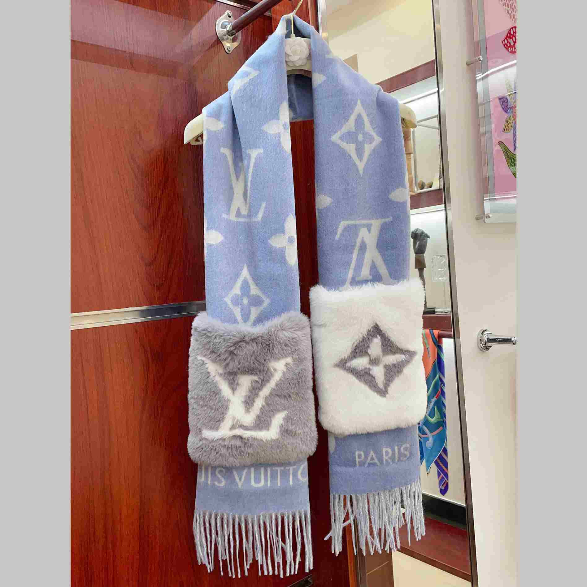 Louis Vuitton Cold Reykjavik Scarf - FashionPlug
