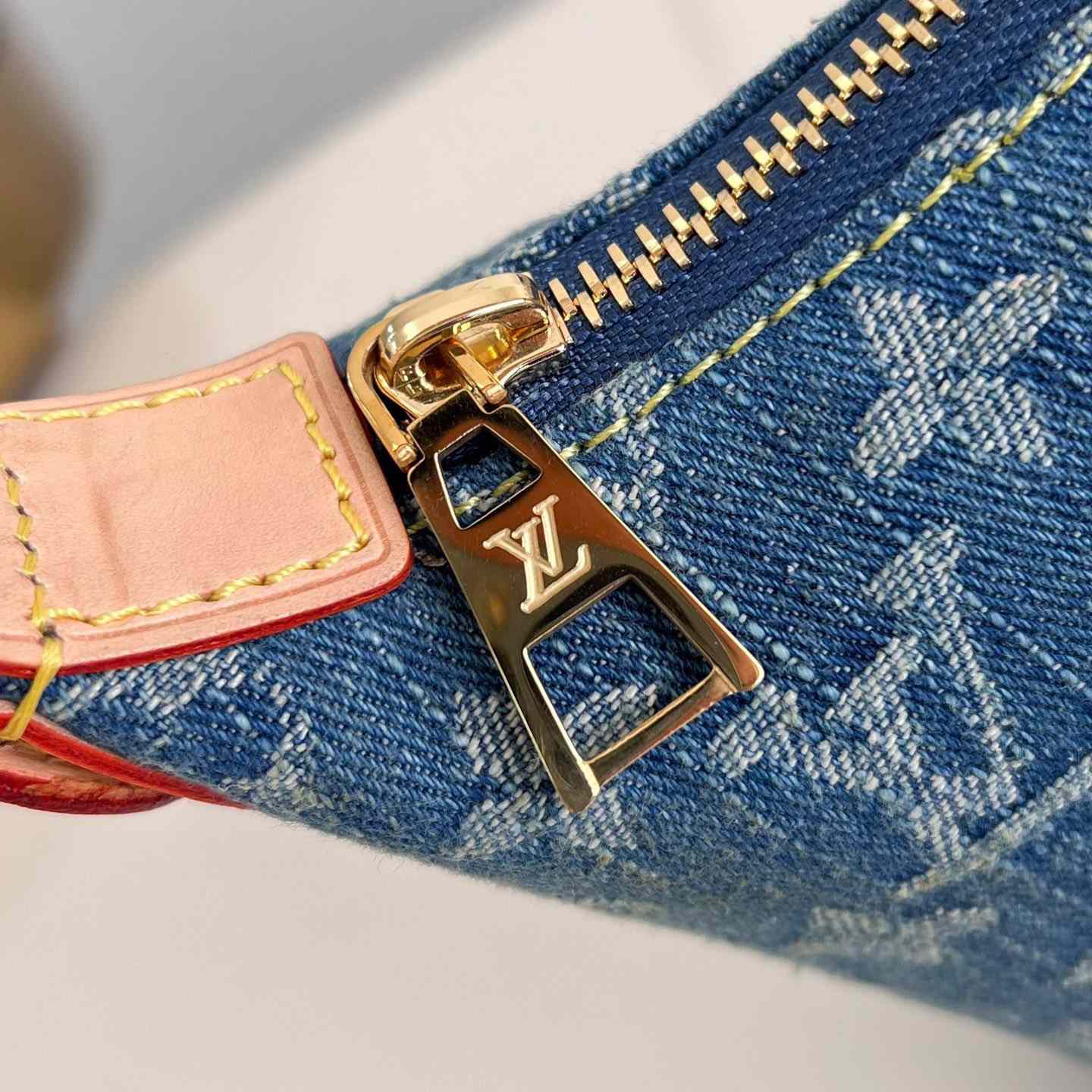 Louis Vuitton Hills Pochette    M82949 - FashionPlug