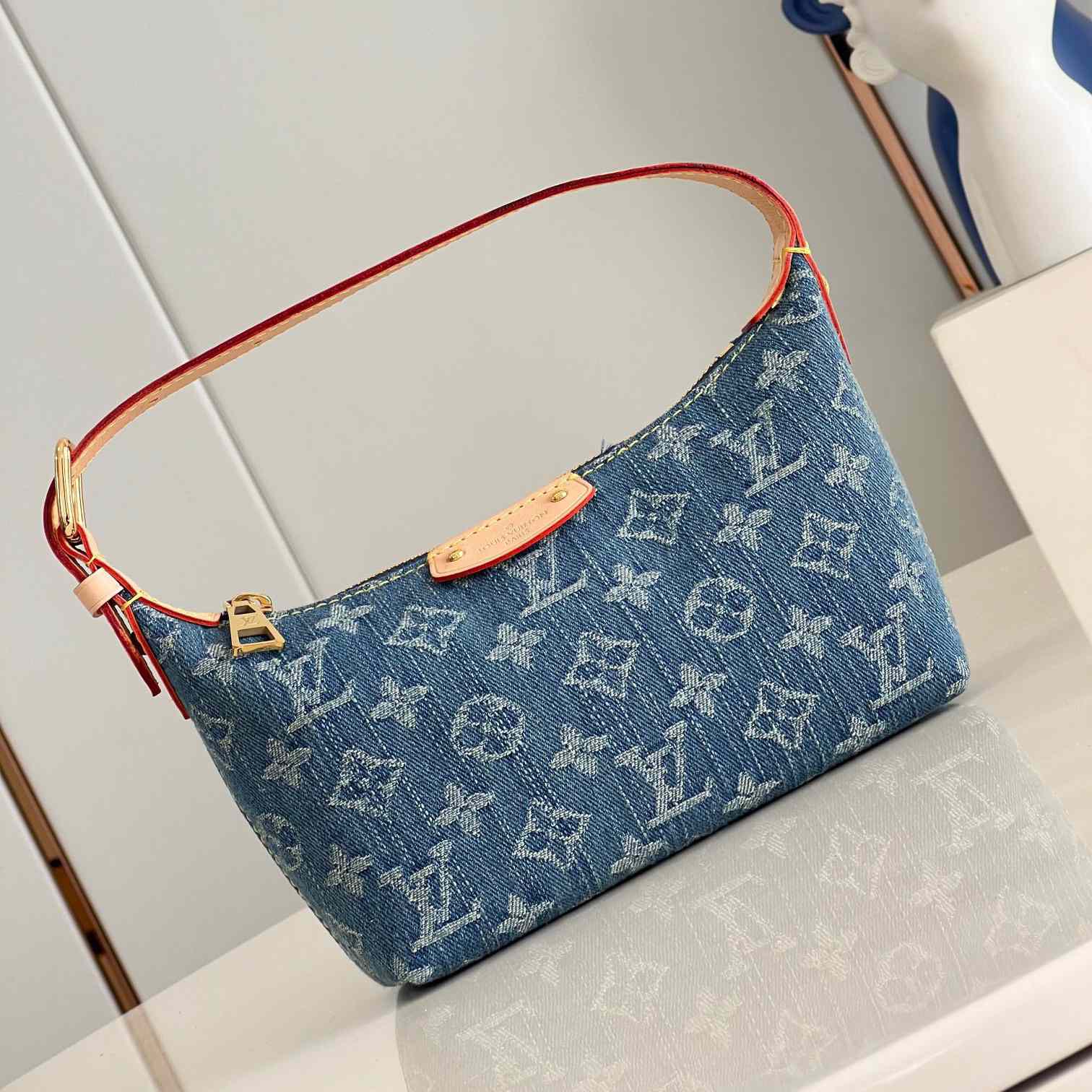 Louis Vuitton Hills Pochette    M82949 - FashionPlug