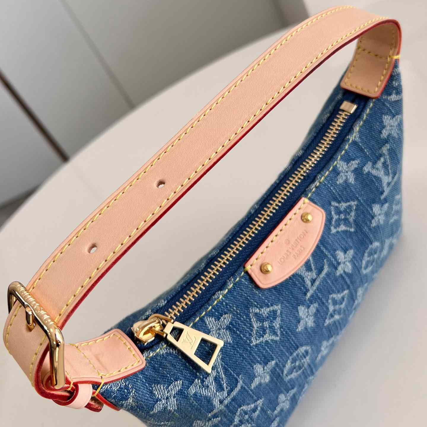 Louis Vuitton Hills Pochette    M82949 - FashionPlug