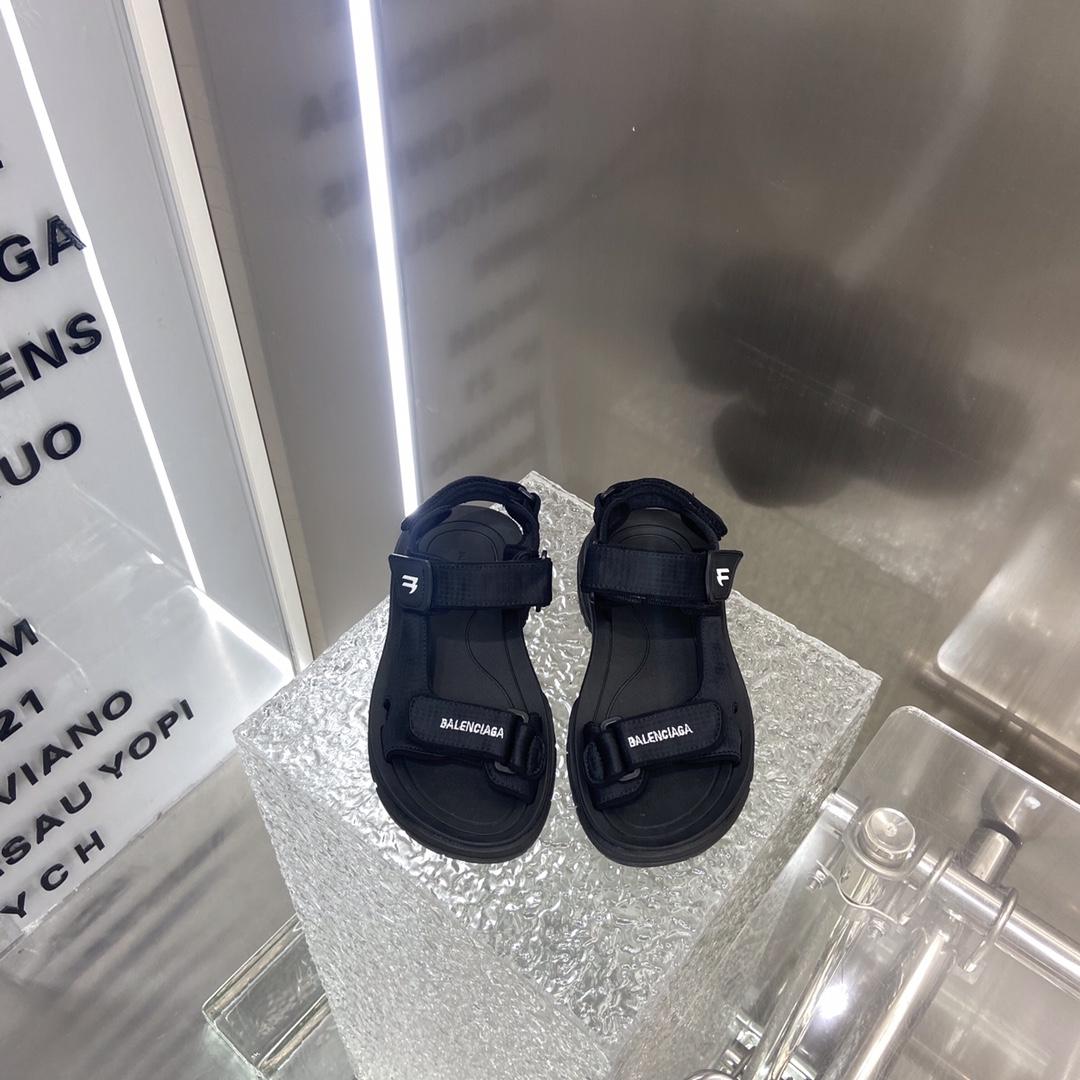 Balenciaga Tourist Sandal In Black - FashionPlug