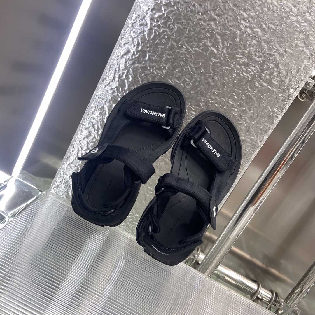 Balenciaga Tourist Sandal In Black - FashionPlug