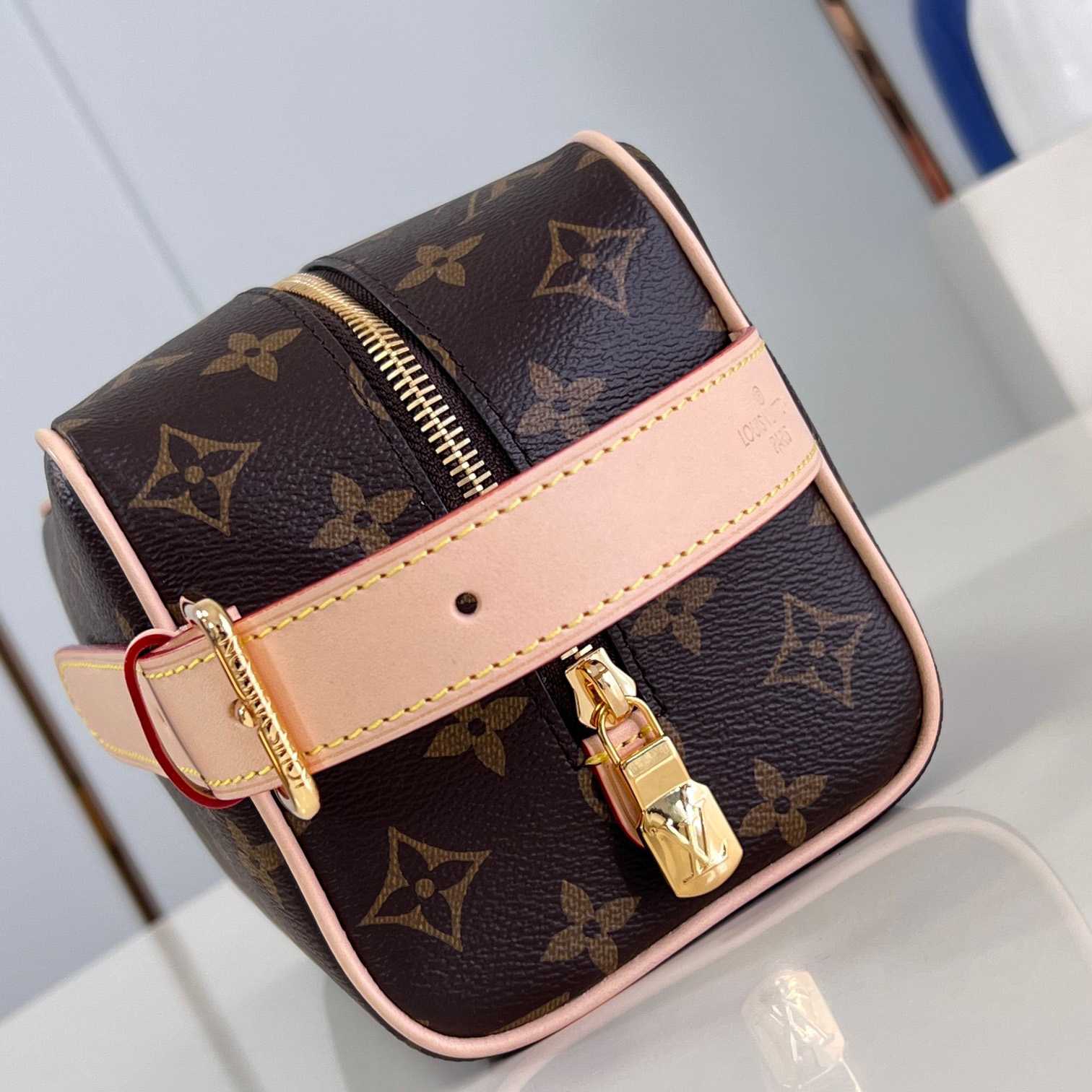Louis Vuitton Locker Dopp Kit   M83112 - FashionPlug