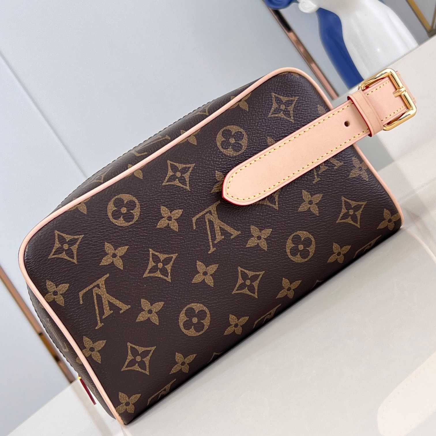 Louis Vuitton Locker Dopp Kit   M83112 - FashionPlug