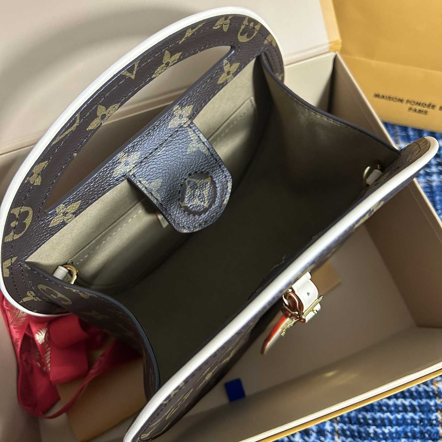 Louis Vuitton Around Me PM    M47117 - FashionPlug