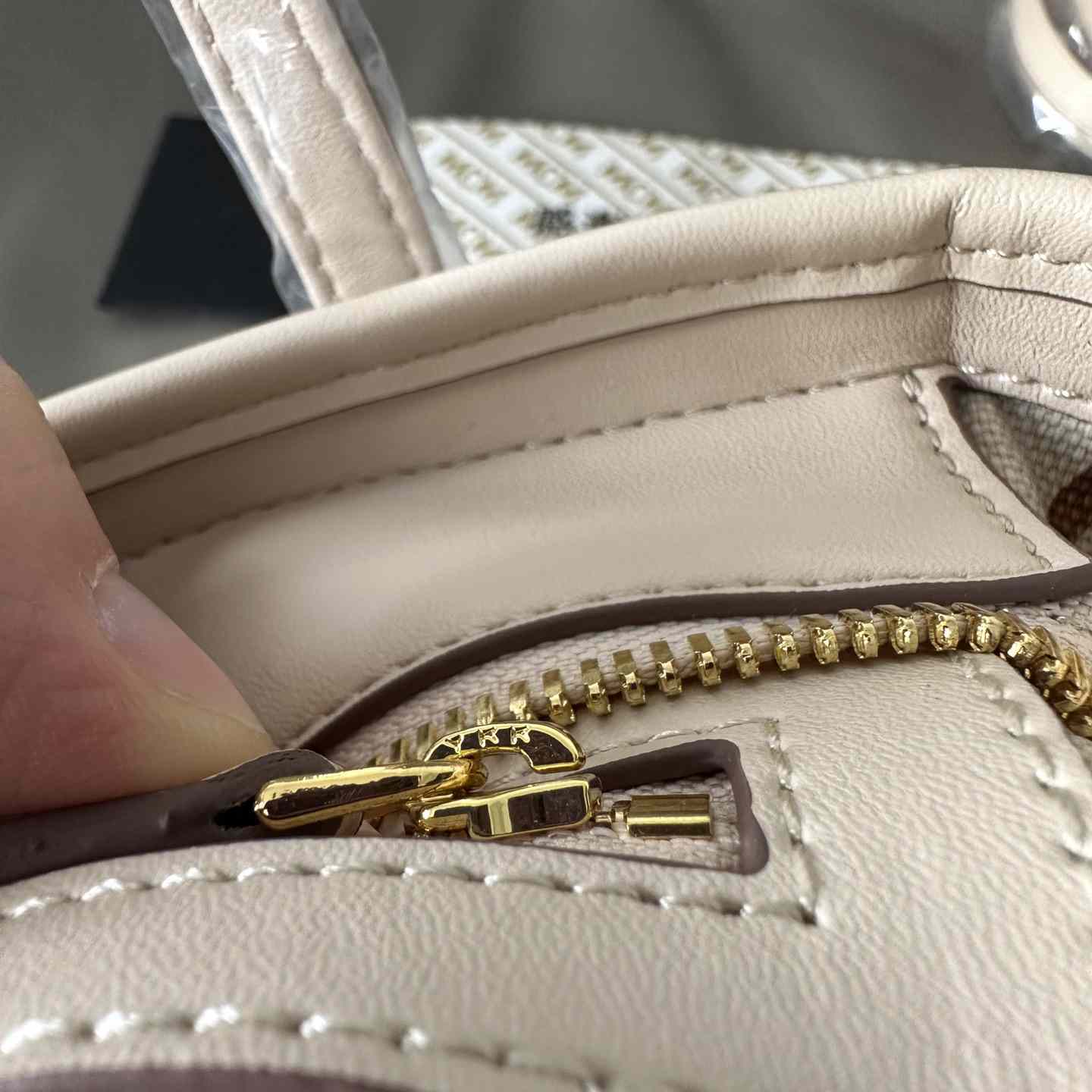 MCM Aren Top-zip Shopper In Visetos - FashionPlug
