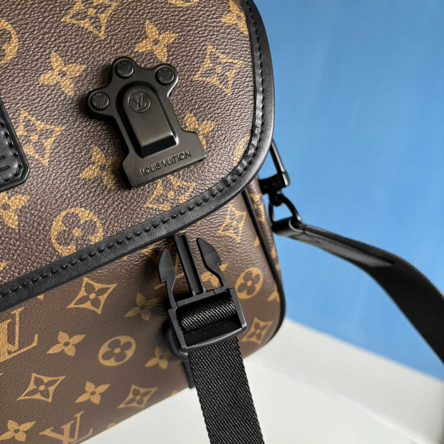 Louis Vuitton LV Trail Messenger          M46972 - FashionPlug