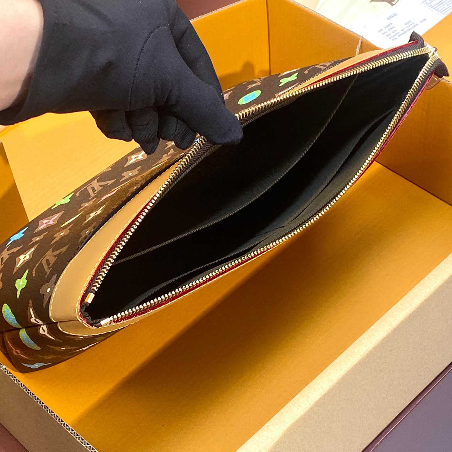Louis Vuitton Pochette Voyage Souple    M83568 - FashionPlug