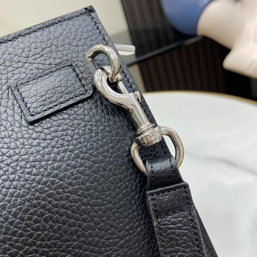 Gucci Pouch With Gucci Logo - FashionPlug