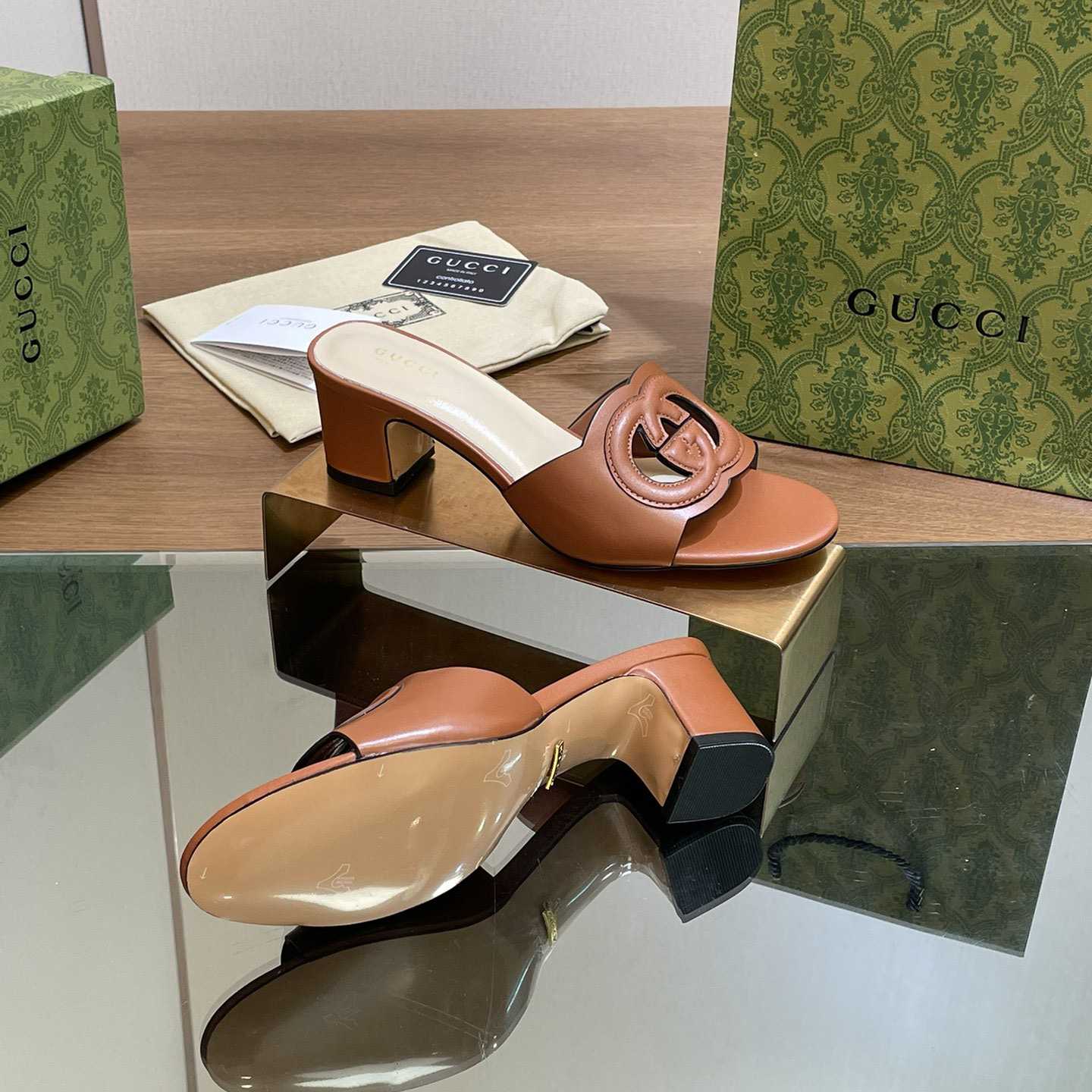 Gucci Women's Interlocking G Slide Sandal  - FashionPlug
