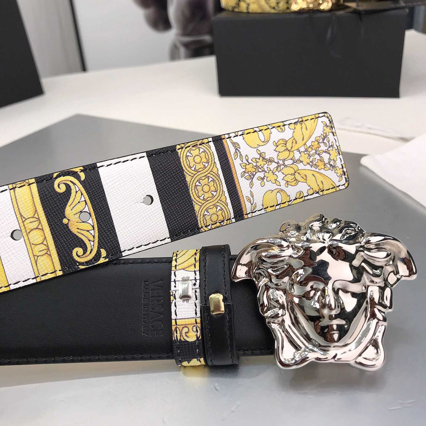Versace Barocco Reversible LeatherBelt    40mm - FashionPlug