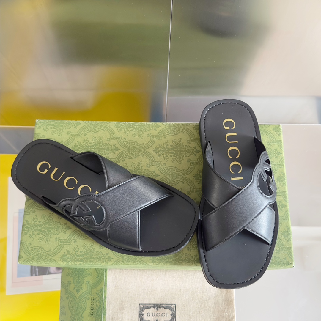 Gucci Men's Interlocking G Slide Sandal - FashionPlug