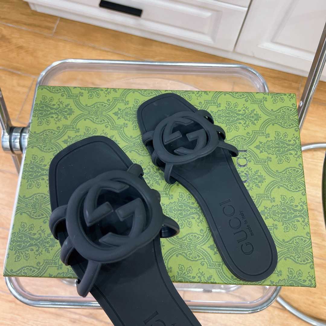 Gucci Women's Interlocking G Slide Sandal - FashionPlug