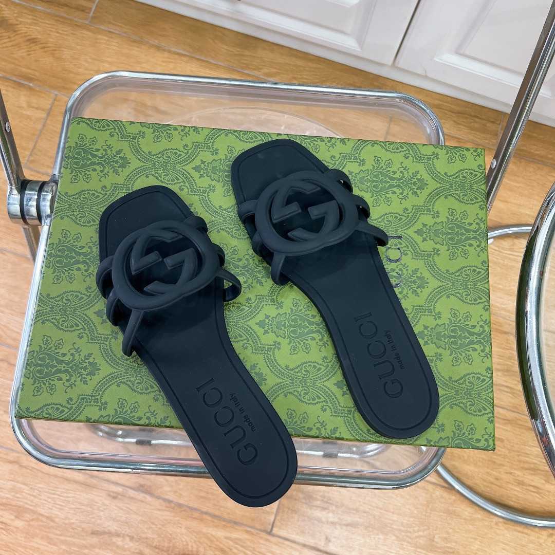 Gucci Women's Interlocking G Slide Sandal - FashionPlug