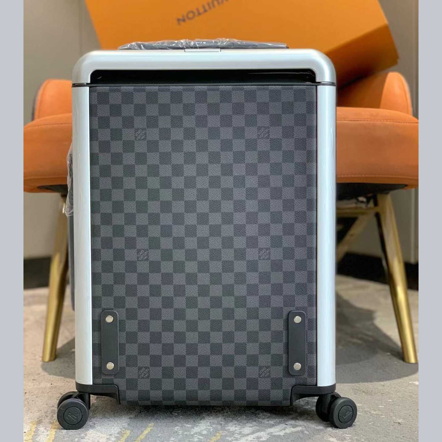 Louis Vuitton Horizon  - FashionPlug