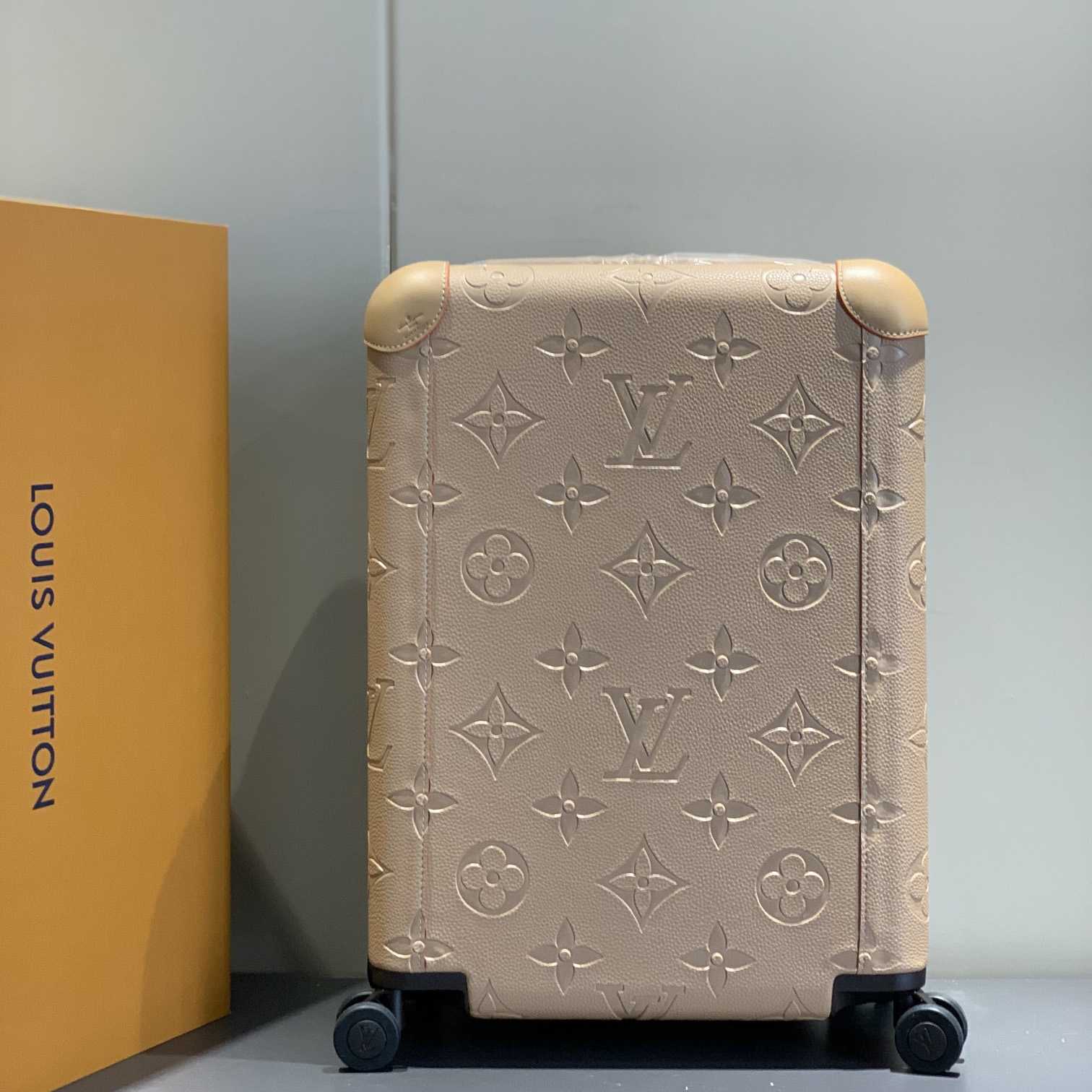 Louis Vuitton Horizon  - FashionPlug