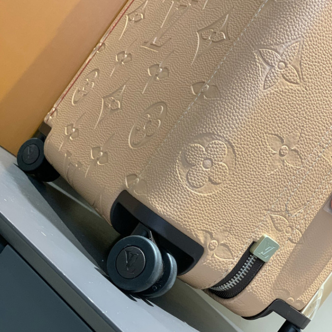 Louis Vuitton Horizon  - FashionPlug