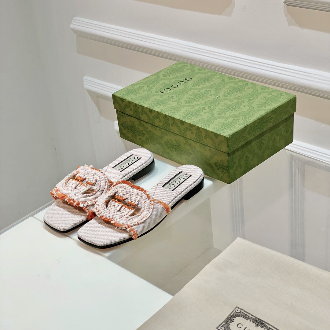 Gucci Women's Interlocking G Slide Sandal - FashionPlug