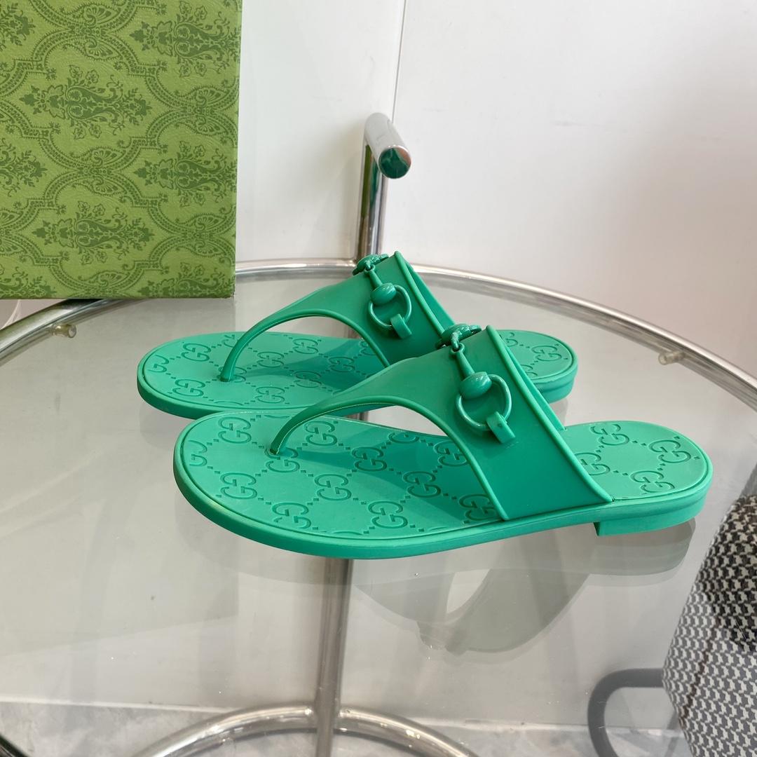 Gucci Women's Thong Sandal With Horsebit  - FashionPlug