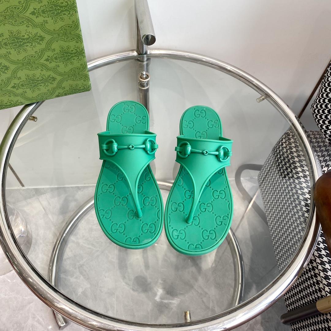 Gucci Women's Thong Sandal With Horsebit  - FashionPlug