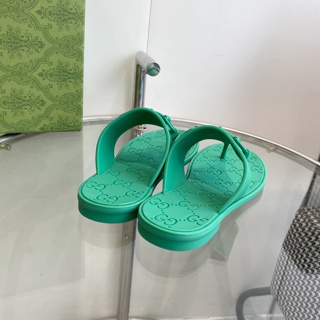 Gucci Women's Thong Sandal With Horsebit  - FashionPlug